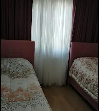 Spacious 3 Bedrooms Flat Apartment *